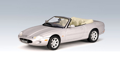 Jaguar XK8 Cabriolet - 2000 - Prata<BR>1/43