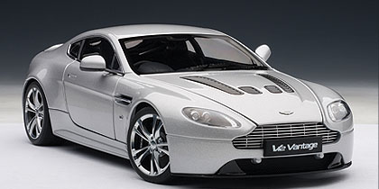 Aston Martin V12 Vantage - 2010 - Prata<BR>1/18 Aston Martin V12 Vantage - 2010 - Prata<BR>1/18